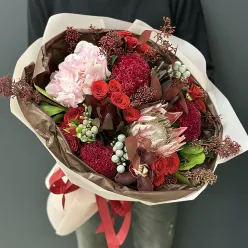 Осінній букет квітів у рожево-червоних тонах