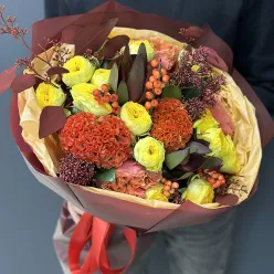 Осінній букет квітів у жовто-оранжевих тонах