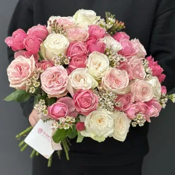 Авторський букет квітів «Обійми троянд»