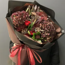 Авторський букет квітів «Dark Bloom»