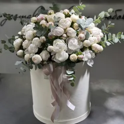 101 біла півонія в коробці