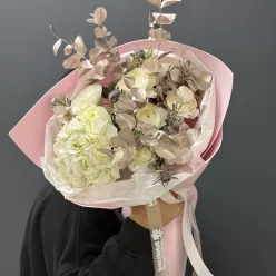 Букет квітів з гортензією та ранункулюсами