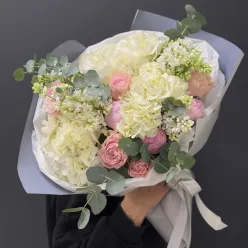 Букет квітів з півонією, гортензією та бузком