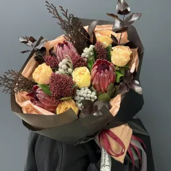 Авторський букет квітів із протеєю