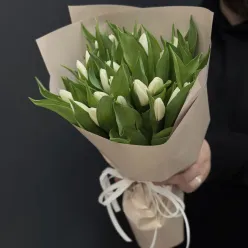 25 білих тюльпанів