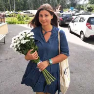 9 білих хризантем