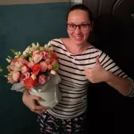 Квіти в шляпній коробці «Ягідне праліне»