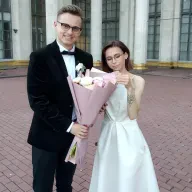 9 білих півоній