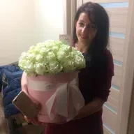 51 біла троянда в шляпній коробці