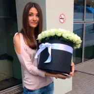 51 біла троянда в шляпній коробці