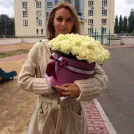 51 біла троянда в шляпній коробці