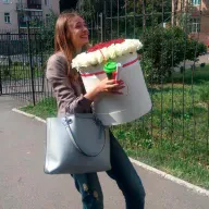 101 біла троянда в шляпній коробці