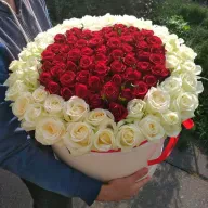 101 біла троянда в шляпній коробці