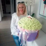 101 біла троянда в шляпній коробці