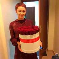 51 червона троянда в шляпній коробці