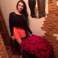 101 червона троянда в шляпній коробці