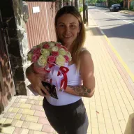 31 троянда спрей мікс в шляпній коробці