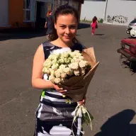 29 білих (бежевих) троянд спрей 60 см